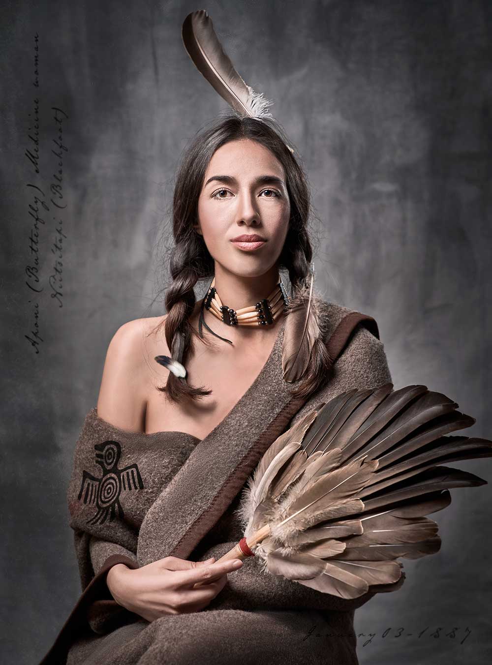 Portraitfotografie Indianerin mit Federfächer. Native Woman with fan.